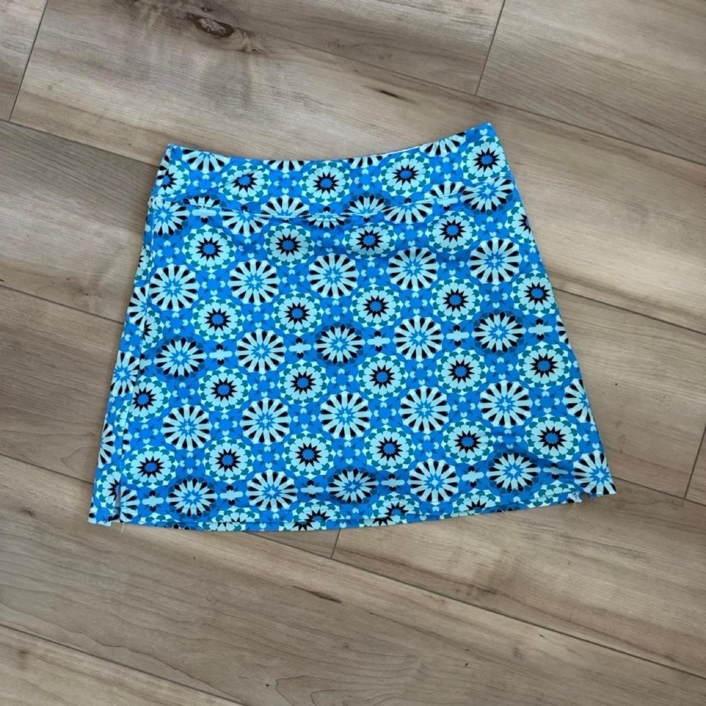 Blue and white geometric patterned skirt with repeating circular motifs sz M